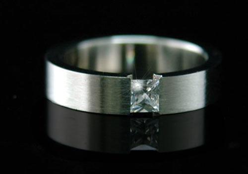 Stylish Cubic Zirconia Stud Wedding Ring MR011